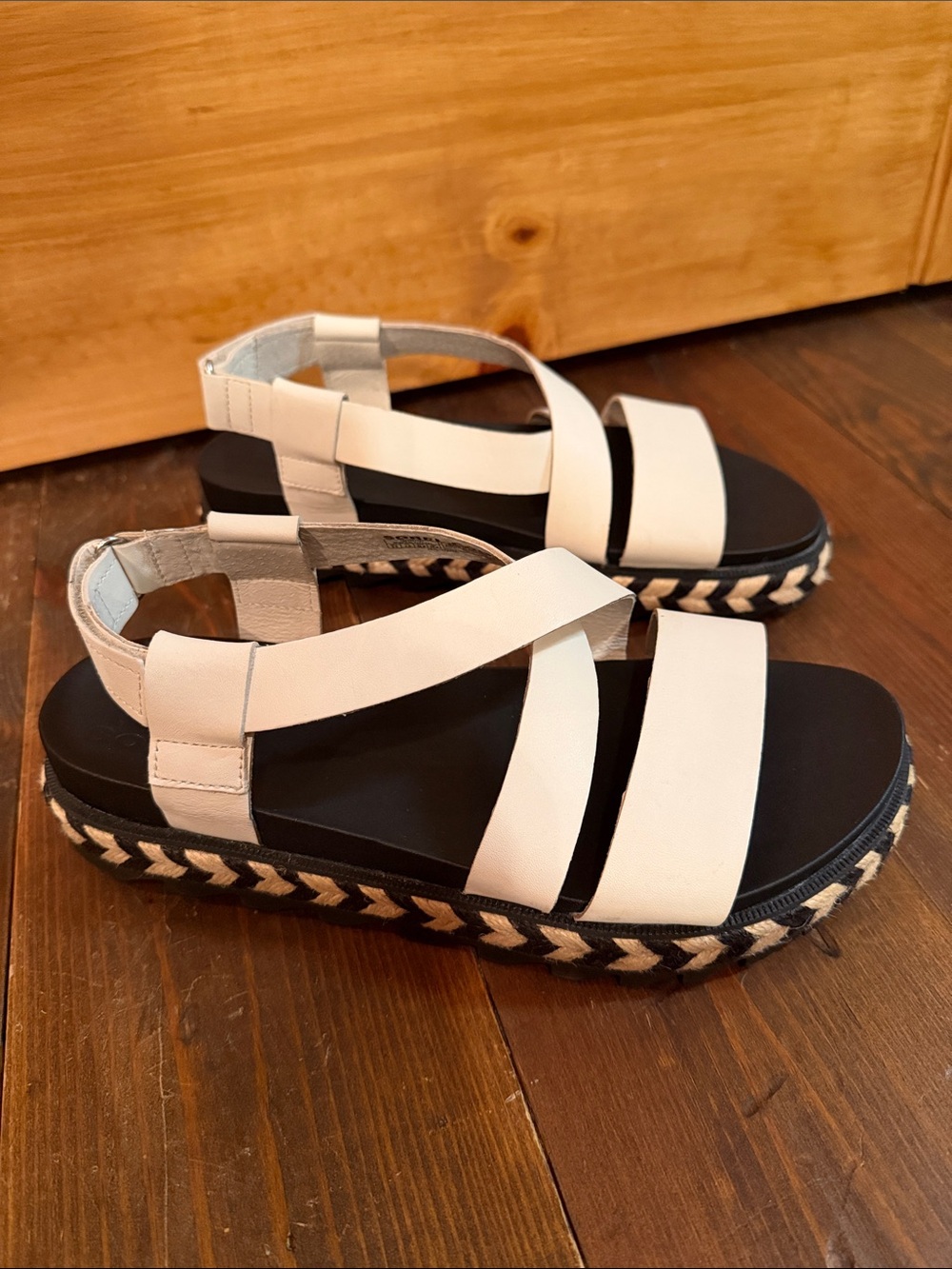 SOREL ROAMING CRISS CROSS SANDALS